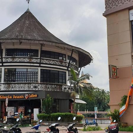 Lovely Waterfront Riverbank Suite With Pool A2 Kuching Exterior photo