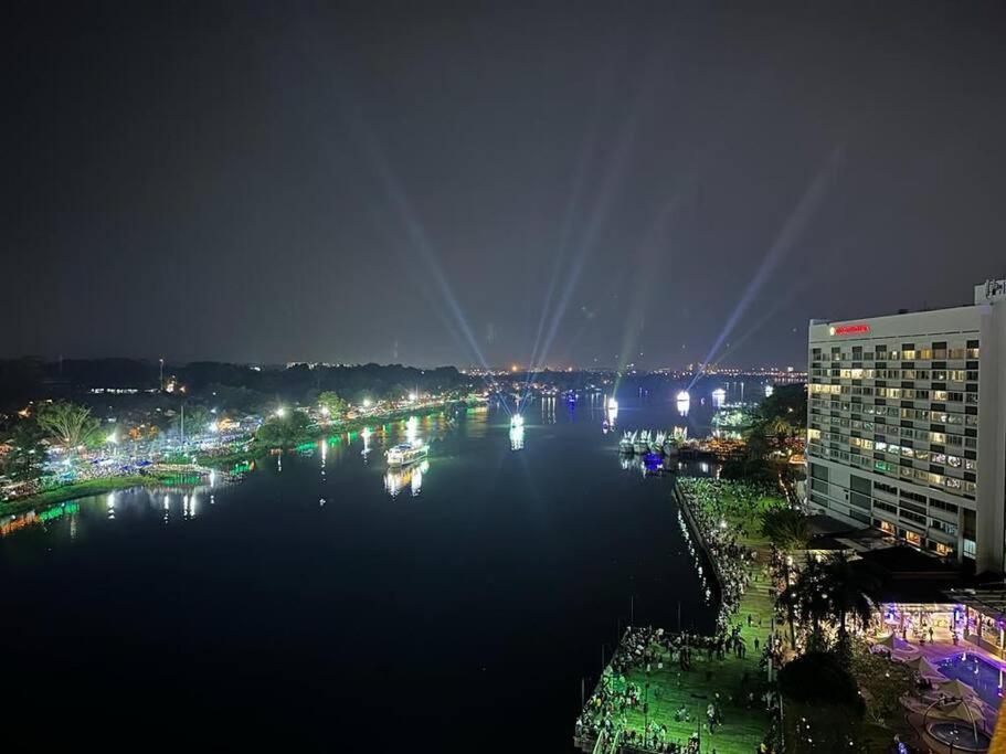 Lovely Waterfront Riverbank Suite With Pool A2 Kuching Exterior photo