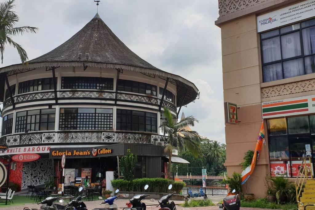 Lovely Waterfront Riverbank Suite With Pool A2 Kuching Exterior photo