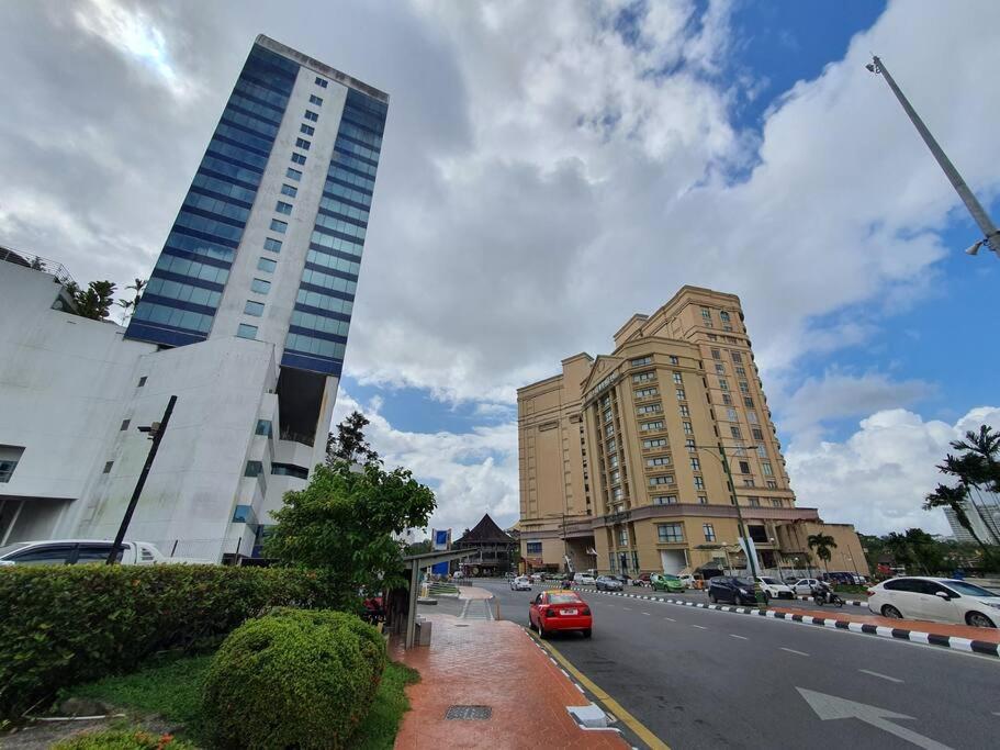 Lovely Waterfront Riverbank Suite With Pool A2 Kuching Exterior photo