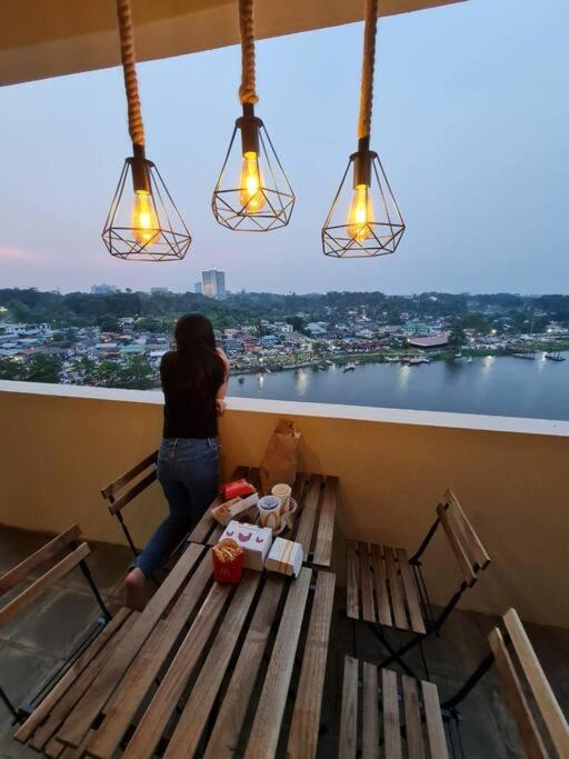 Lovely Waterfront Riverbank Suite With Pool A2 Kuching Exterior photo