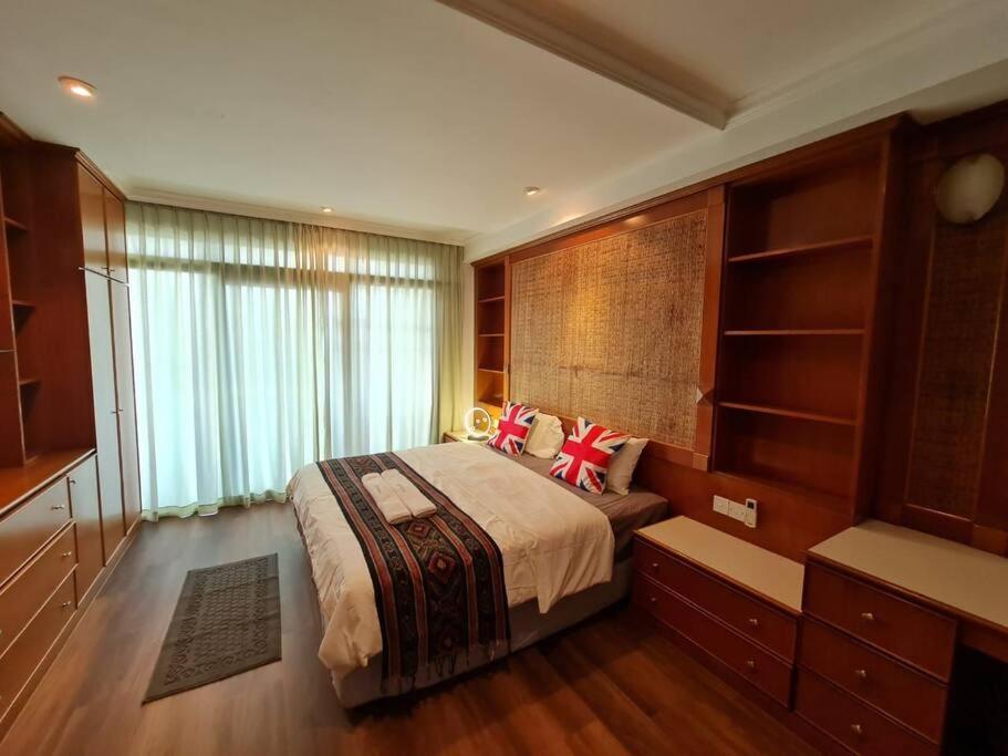 Lovely Waterfront Riverbank Suite With Pool A2 Kuching Exterior photo