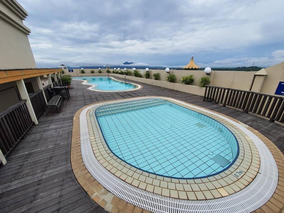 Lovely Waterfront Riverbank Suite With Pool A2 Kuching Exterior photo